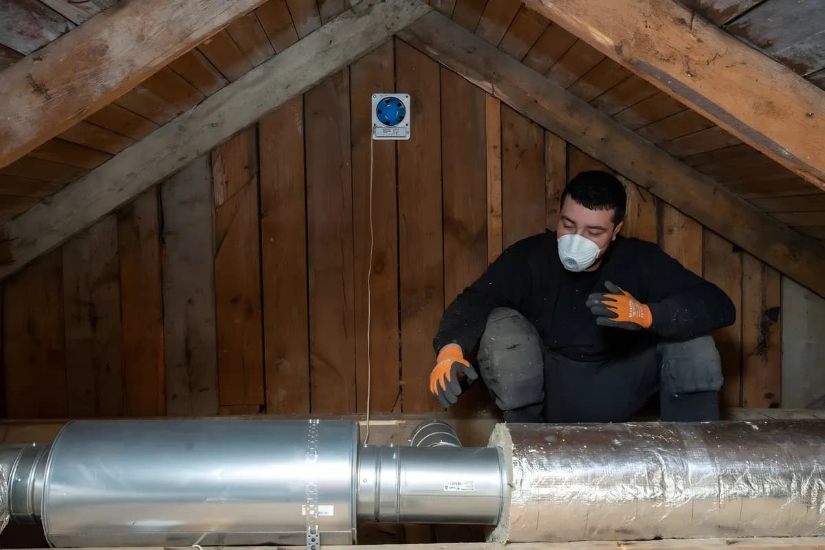 Ventilationstekniker bland spirorör på en vind under FTX-installation i Stockholm
