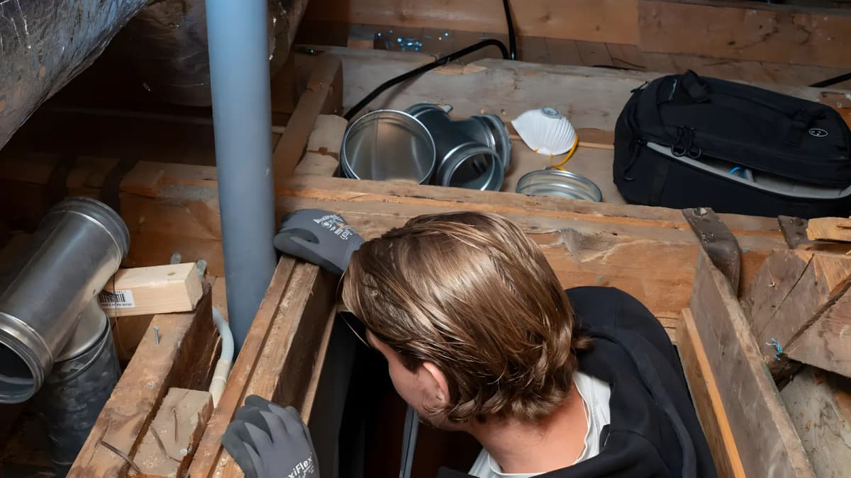 Tekniker från oss på väg till ett uppdrag på Adelsö